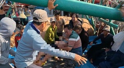 Ngạt khí dưới hầm tàu cá, hai anh em nguy kịch