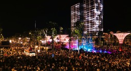 Biển người đổ về Sầm Sơn thưởng thức ca nhạc, xem bắn pháo hoa