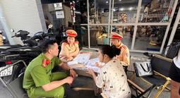 CSGT yêu cầu chủ tiệm sửa xe báo tin tụ tập, đua xe