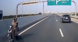 Hai cô gái không đội mũ bảo hiểm phóng xe máy ngược chiều trên làn cao tốc 100 km/giờ