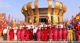 Đông đảo người dân, du khách dâng hương tại Đền thờ Vua Hùng ở TP Cần Thơ