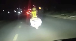 CLIP: Hai nữ sinh được CSGT Đắk Lắk kịp thời dẫn đường đi cấp cứu