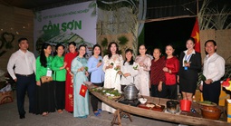 “Nóng hầm hập” tại Lễ hội Bánh dân gian Nam Bộ ngay trong ngày đầu khai mạc, 26-4 