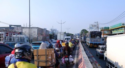 Cửa ngõ TPHCM đông đúc xe cộ sau lễ Giỗ Tổ Hùng Vương