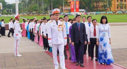 Đoàn đại biểu chủ tịch công đoàn cơ sở xuất sắc tiêu biểu báo công dâng Bác