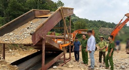 Phát hiện nhóm người đào vàng trái phép, công an thu giữ 26,725 g vàng