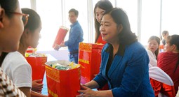 Chủ tịch Ủy ban Trung ương MTTQ Bùi Thị Minh Hoài thăm, tặng quà công nhân ở Thanh Hóa