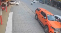 VIDEO: Đang mở cửa xe, tài xế xe bán tải bị tông văng