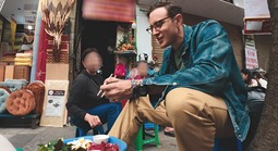 Khách Tây thử món mát lạnh, giòn sần sật ở vỉa hè Hà Nội, khen ngon khó tin