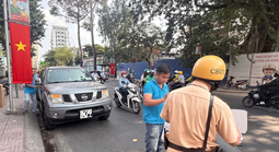 CSGT sẽ cẩu xe về nơi tạm giữ nếu tài xế dừng, đỗ sai quy định và không có mặt