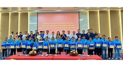 Trưởng ban Nội chính Trung ương Lê Minh Trí thăm, tặng quà cho công nhân tại Đồng Nai