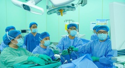 Người đàn ông Indonesia sang Việt Nam mổ ung thư đại trực tràng