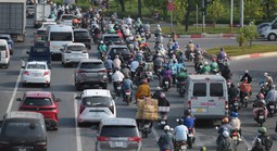 Cửa ngõ phía Tây TPHCM đang ùn ứ, các xe di chuyển rất chậm