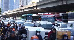 Nhiều tuyến đường ùn ứ kéo dài trước kỳ nghỉ lễ, người dân chật vật rời Hà Nội