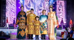 Đàm Vĩnh Hưng và con trai diễn áo dài Việt Hùng