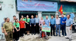 Giúp công nhân khó khăn sửa sang mái ấm