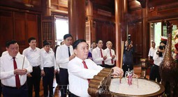 Thường trực Ban Bí thư Trần Cẩm Tú dâng hương tưởng niệm Chủ tịch Hồ Chí Minh