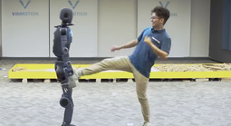 Robot hình người do công ty thuộc Vingroup phát triển gây bất ngờ khi tự đứng dậy, leo dốc