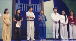 Đạo diễn Nguyễn Hữu Tiến dốc sức dàn dựng vở "Trăng máu" cho diễn viên trẻ