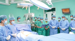 Sau phút mặc niệm, gần 200 y bác sĩ xuyên đêm làm điều kỳ diệu cho 6 bệnh nhân