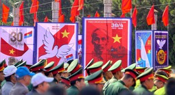 Ngắm không gian Triển lãm tranh Lễ 30-4 tại Quảng trường Lâm Viên