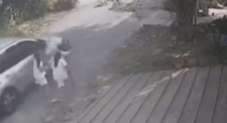 Clip ô tô lao nhanh tông người phụ nữ ở TPHCM