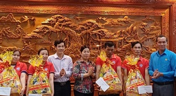 Công nhân ở Cà Mau xúc động khi nhận quà dịp lễ 30-4 và 1-5