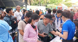 Người dân nhộn nhịp đi săn tour du lịch ưu đãi dịp 30-4 tại ngày hội ở TPHCM