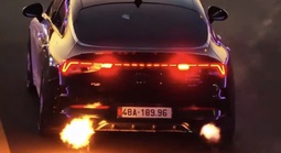 Vụ xe con phun lửa khi đang chạy trên đường gây xôn xao dư luận: Tài xế vi phạm 5 hành vi