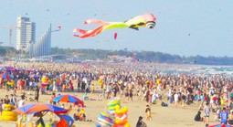 Hơn 70.000 người "phủ kín" bãi biển Vũng Tàu trong ngày 30-4
