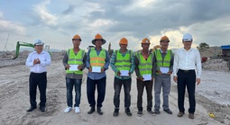 Lãnh đạo Phú Quốc thăm hỏi, tặng quà công nhân làm việc xuyên lễ 30-4