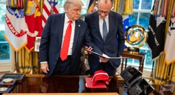 Tổng thống Donald Trump đáp trả thẳng thừng những chỉ trích gay gắt từ Berlin