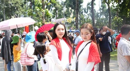 Người dân bắt đầu nô nức xuống phố, chờ xem pháo hoa