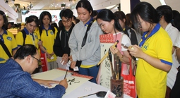 Giới trẻ xếp hàng xin chữ thư pháp tại Lễ hội "Tôn vinh cà phê - trà Việt"