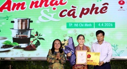 Trao tặng “Mai vàng tri ân” cho NSND Phượng Loan và nhạc sĩ Nguyễn Cường 