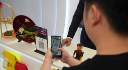 Du khách Trung Quốc có thể dùng ví điện tử Alipay để quét mã thanh toán tại Việt Nam