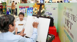 Họa sĩ Lê Sa Long hút khách tại Lễ hội Tôn vinh Cà phê - Trà Việt 2026