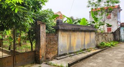 Bia cổ hơn 300 năm ở Thanh Hóa thành tường rào nhà dân