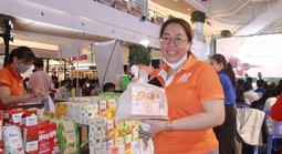 Khách tham quan hào hứng trải nghiệm sản phẩm mới tại gian hàng Saigon Co.op