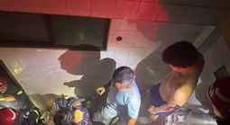 Cháy tiệm bánh ở TPHCM, cứu hai người bị mắc kẹt