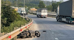 Bị văng khỏi đường sau va chạm với xe đầu kéo, một người chết
