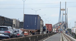 Phát hiện thi thể bé trai còn dây rốn dưới chân cầu Phú Mỹ, TPHCM