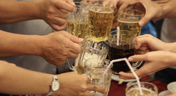 Ép người khác uống rượu, bia sẽ bị phạt 3 triệu đồng