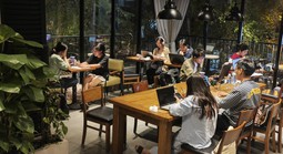 Vào quán cà phê ngồi 10 tiếng chỉ gọi 1 ly nước: Thu phí hay làm ngơ để giữ khách?