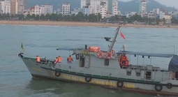 Huy động tàu cá thả lưới tìm nam sinh lớp 12 mất tích trên biển Quy Nhơn