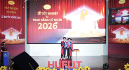 Hành trang “bão giông” và vần thơ của Hiệu trưởng Trường HUFLIT tặng tân cử nhân