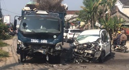 Xe tải và xe con tông nhau ở Đà Nẵng, 1 phụ nữ tử vong