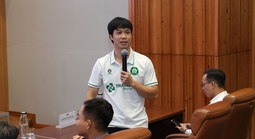 Cầu thủ Công Phượng "tiếp lửa" cho bóng hồng sân cỏ ở ĐH Kinh tế TPHCM