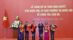Chủ tịch Quốc hội Trần Thanh Mẫn trao Nghị quyết về công tác cán bộ