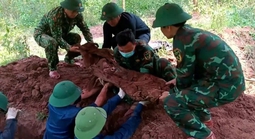 Cúc áo quân phục, võng dù hé lộ nơi an táng 2 liệt sĩ giữa núi rừng Quảng Trị